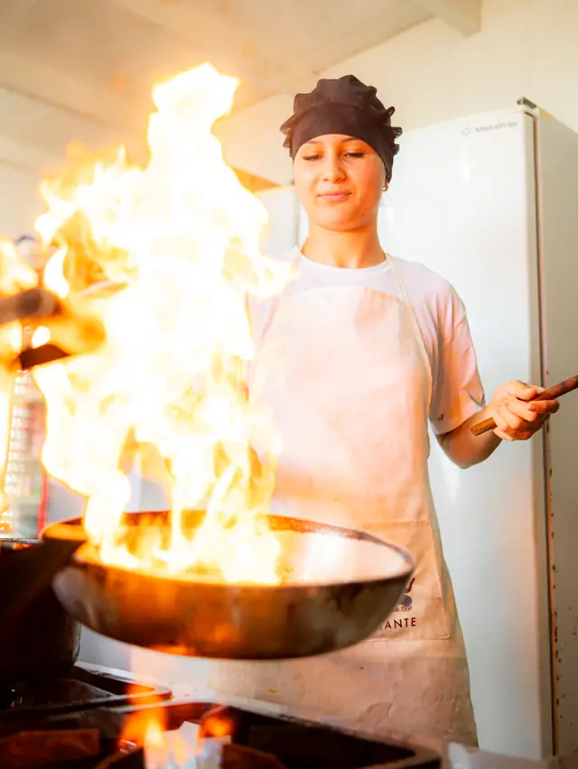 Flambado na cozinha da barraca