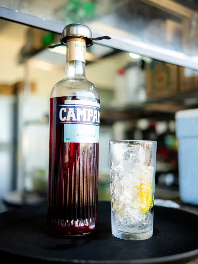 Campari com tônica e laranja