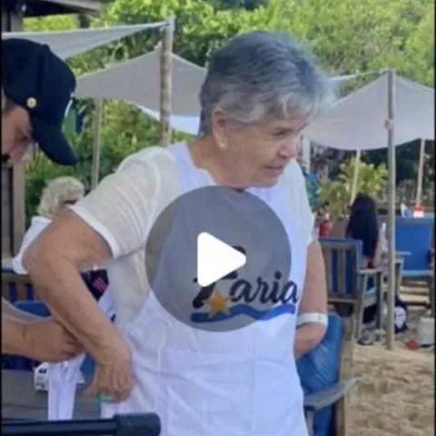 Dona Cora vestindo o avental da Barraca do Faria